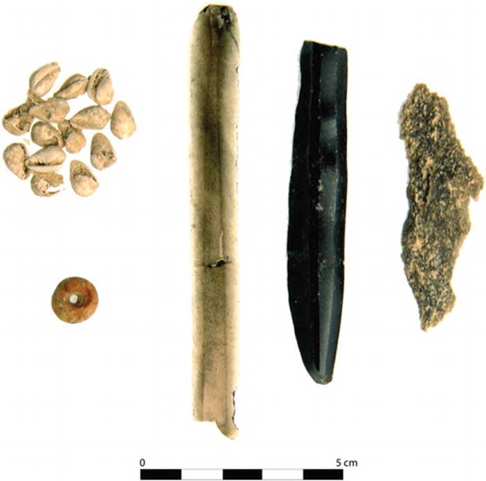 En uno de los enterramientos se encontraron una cuenta de cerámica, caracolas y dos objetos de obsidiana. (Takeshi Inomata)