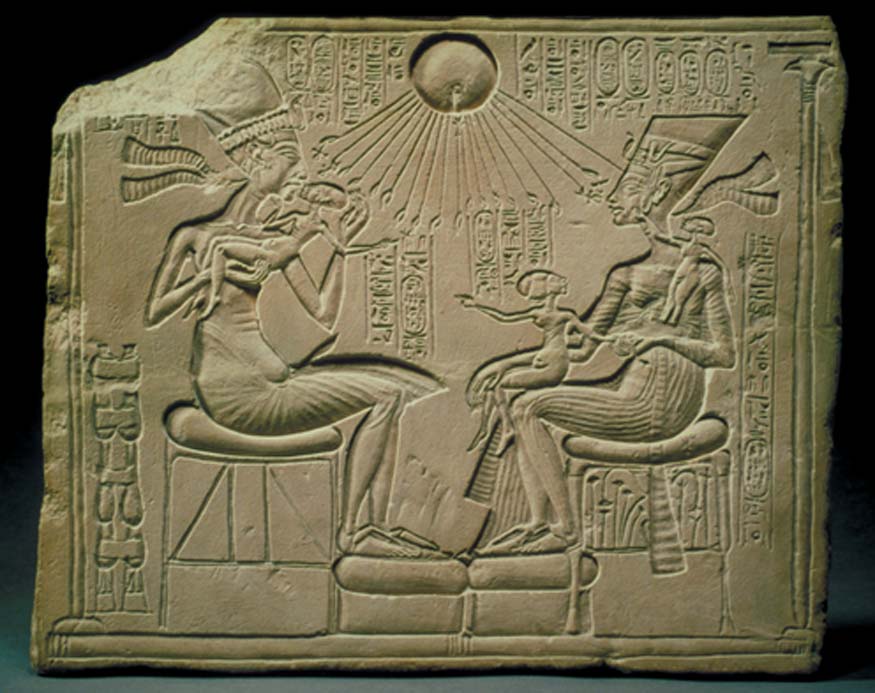 Akenatón, Nefertiti y las princesas reales son bendecidos por Atón (disco solar). (CC BY 2.0)