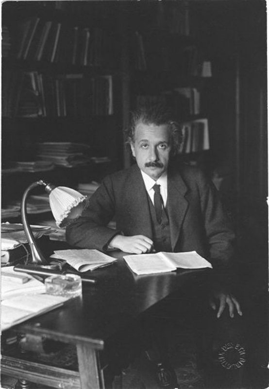Muchas teorías de Tesla refutaban algunas de las presentadas por Albert Einstein (en la foto). (Public Domain)