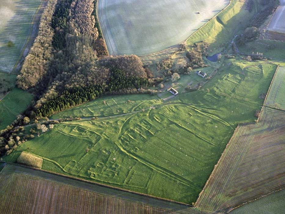 Los contornos de lo que antaño fuera la aldea de Wharram Percy aún son visibles desde el aire. (Historic England/PA Wire)