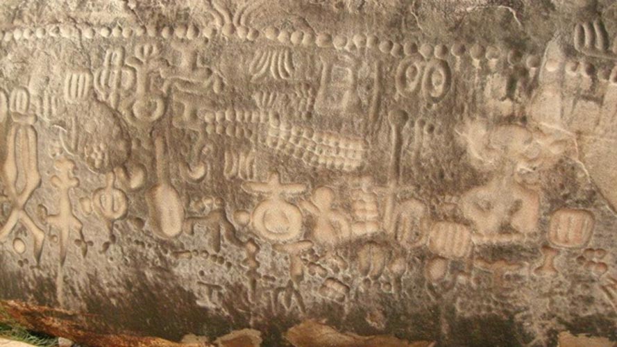 Encontramos símbolos muy diversos grabados sobre la Piedra de Ingá. (Leonardo Chaves/Flickr)