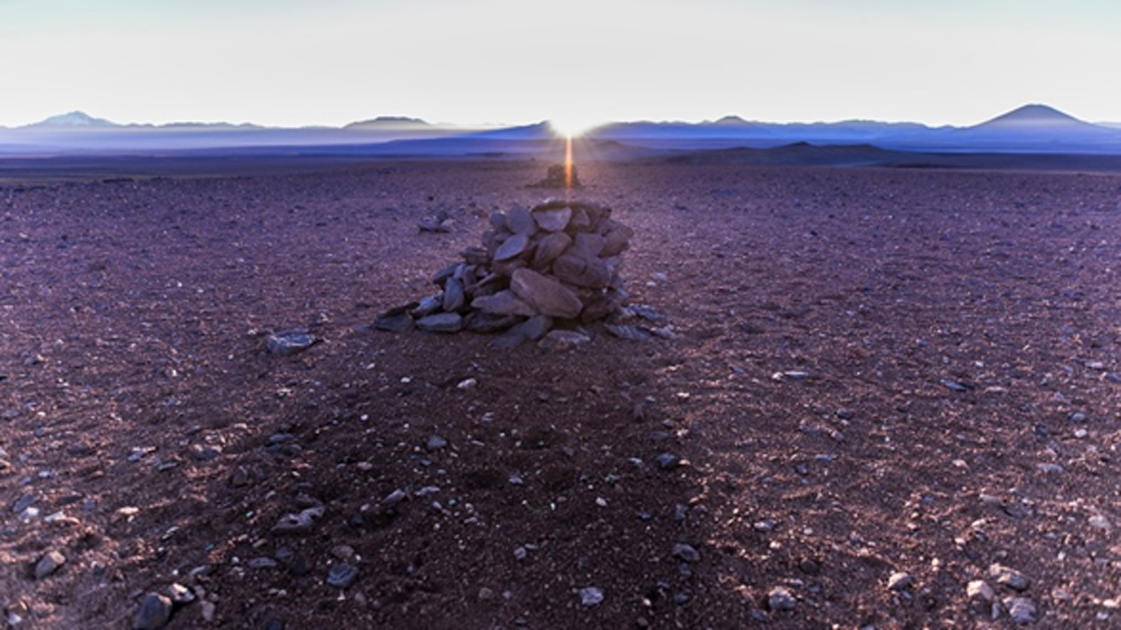 La alineaciÃ³n de la salida del sol en el solsticio de invierno con los saywas del desierto de Atacama, Chile. Fuente: A. Silber, ALMA (ESO/NAOJ/NRAO). (CC BY 4.0)