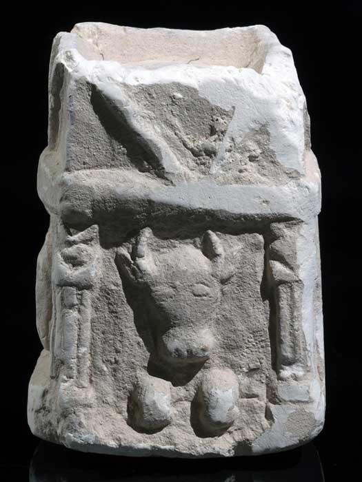 Altar para incienso con la imagen tallada de un toro, tal y como fue descubierto en el yacimiento de Horvat ‘Amuda (Imagen: Clara Amit, Autoridad de Antigüedades de Israel)