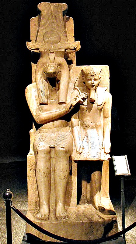 Estatua de Amenhotep III y el dios Sobek, procedente del templo de Sobek, en Dahamshaen. Museo de Luxor. (Gérard Ducher/CC BY-SA 2.5)