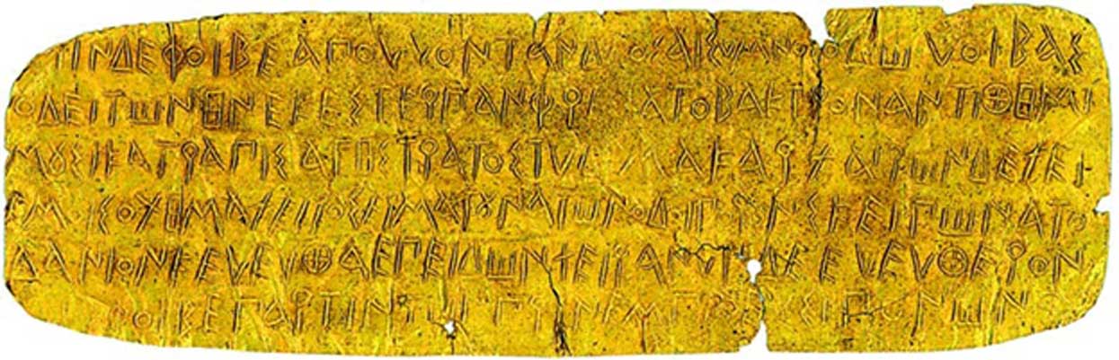 Antiguo amuleto griego MS5236 en el que se invoca al dios Febo Apolo. Datado en el siglo VI a. C., la inscripción fue grabada sobre la lámina de oro mediante impresión de bloques. (CC by SA 3.0)