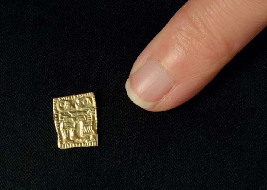 Estos amuletos de oro son diminutos, aproximadamente del tamaño de la uña del dedo meñique. (Foto: Vegard Vike y Jessica McGraw / Museo de Historia Cultural, Oslo)