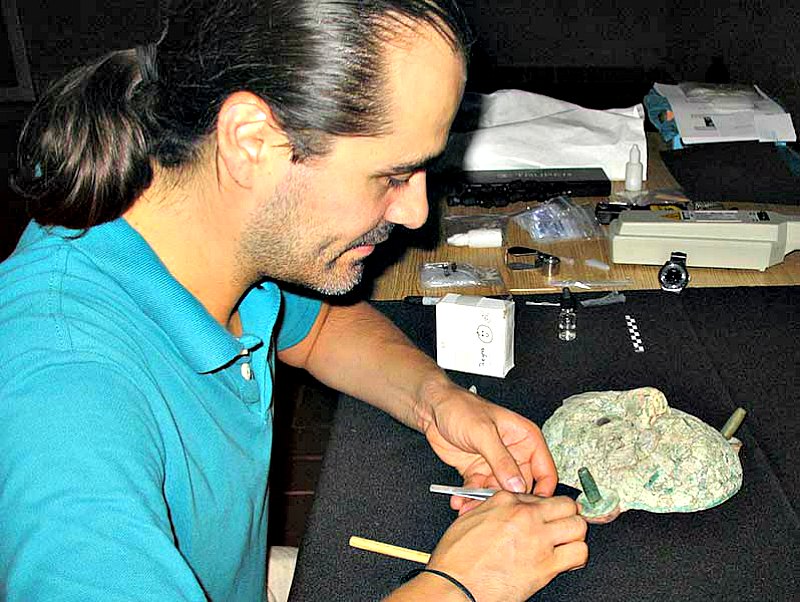 El arqueólogo del INAH, Emiliano Melgar, estudiando la réplica de la máscara de la Reina Roja. (Fotografía: Proyecto Estilo y Tecnología de los Objetos Lapidarios en el México Antiguo/INAH) 