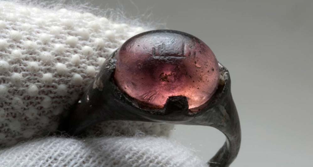 En el 2015, los arqueólogos examinaron un anillo del siglo IX hallado en una tumba vikinga con la inscripción 'Por Alá' grabada sobre la piedra de cristal coloreado. Procedía directamente de la cultura seléucida de Asia menor. (Fotografía: Christer Åhlin/Museo de Historia de Suecia)