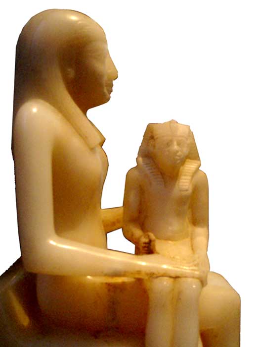 Estatua de alabastro de Ankhesenmeryra II y su hijo Pepi II. (CC BY-SA 2.5)