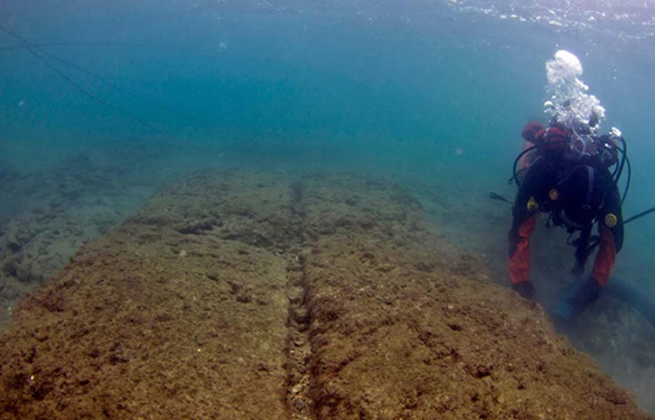 Un arqueólogo investiga los restos de unos antiguos astilleros en el puerto de Mounichia, una de las zonas involucradas en la batalla de Salamina, en una jornada con muy buena visibilidad subacuática. (Universidad de Copenhague)