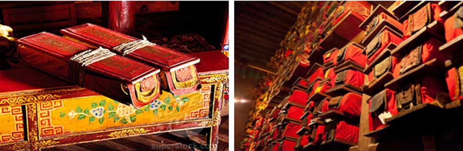 Dos antiguos libros tibetanos cuidadosamente envueltos – Biblioteca de un monasterio tibetano