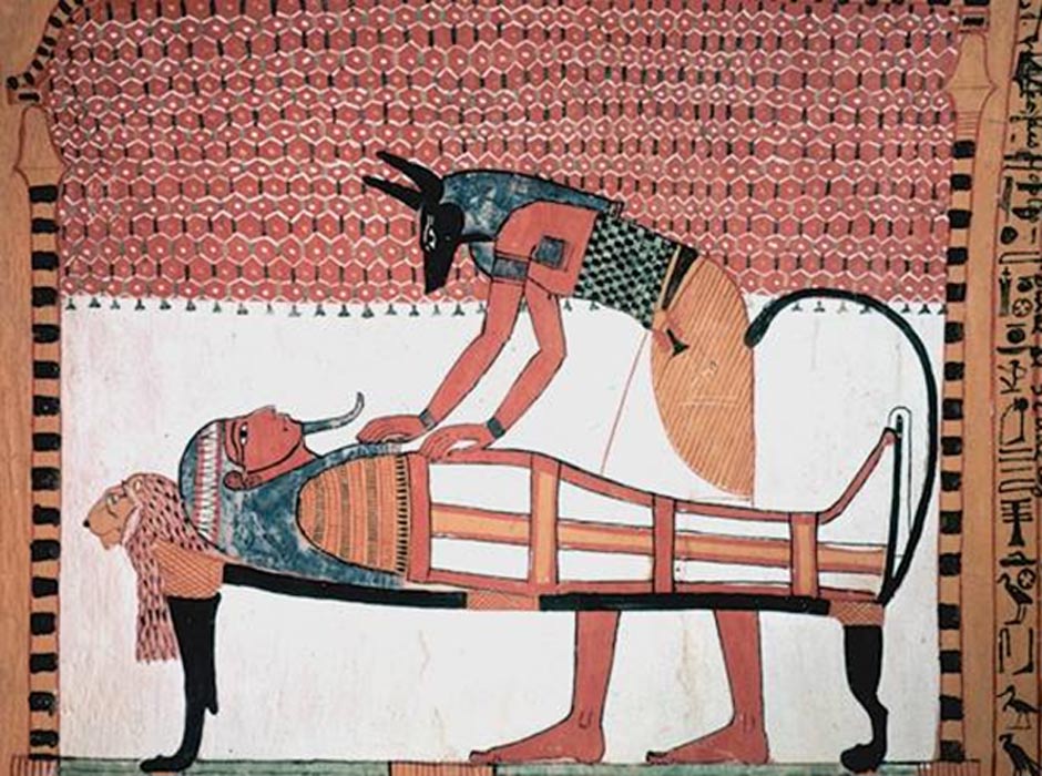Anubis cuidando de la momia de un difunto. (Public Domain)