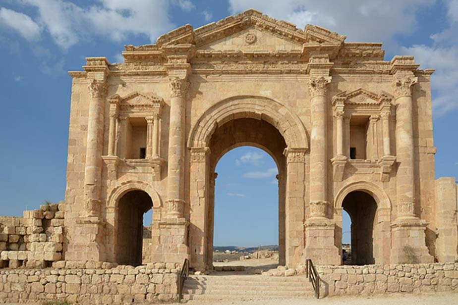Arco de Adriano en la entrada sur de la antigua Gerasa, hoy Jerash, Jordania. (CC BY-SA 3.0)