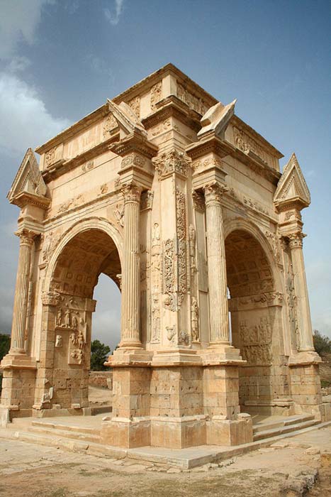 Arco del emperador romano Septimio Severo en las ruinas de Leptis Magna (Wikimedia Commons/Daviegunn)
