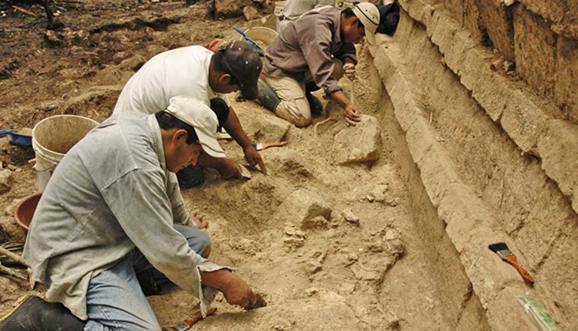El equipo arqueológico de Inomata trabajando en el antiguo asentamiento maya de Ceibal (Guatemala). (Fotografía: Takeshi Inomata)