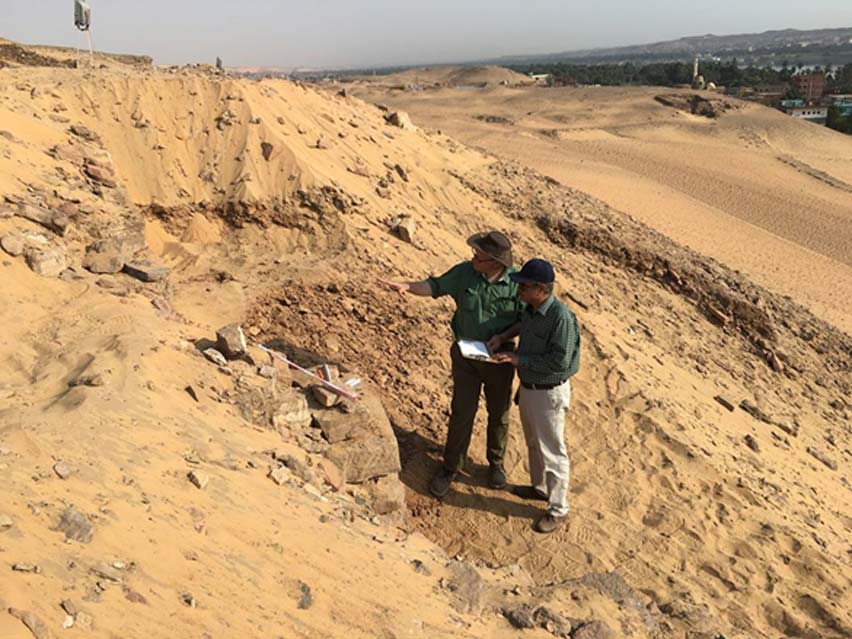El Dr. Martin Bommas y Nasr Salama (director general de antigüedades de Asuán y Nubia) comparten impresiones acerca del reciente descubrimiento de un muro en el yacimiento de Qubbet Al-Hawa. (Sociedad para la Exploración de Egipto)