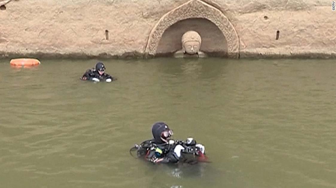 Arqueólogos subacuáticos investigan el hallazgo. (CNN)