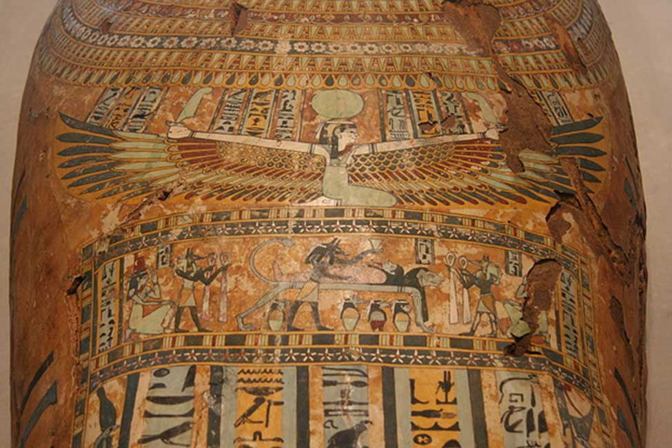 Ataúd de la momia de Pedusiri en el que podemos observar una imagen de la diosa Nut con las alas extendidas. Egipto dinástico tardío o principios del período grecorromano, circa 500 a. C. – 25 a. C. Museo de Arte de Milwaukee, Wisconsin (Public Domain)