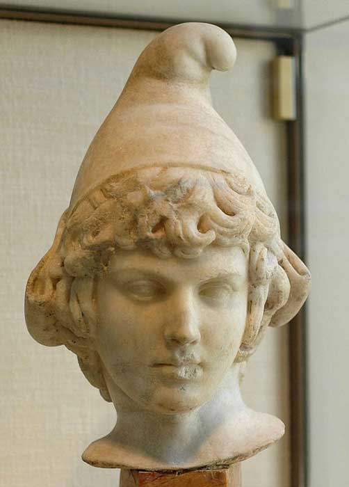 Busto de un Atis niño en el que el amante de Cibeles aparece retratado con el gorro frigio. (Public Domain)