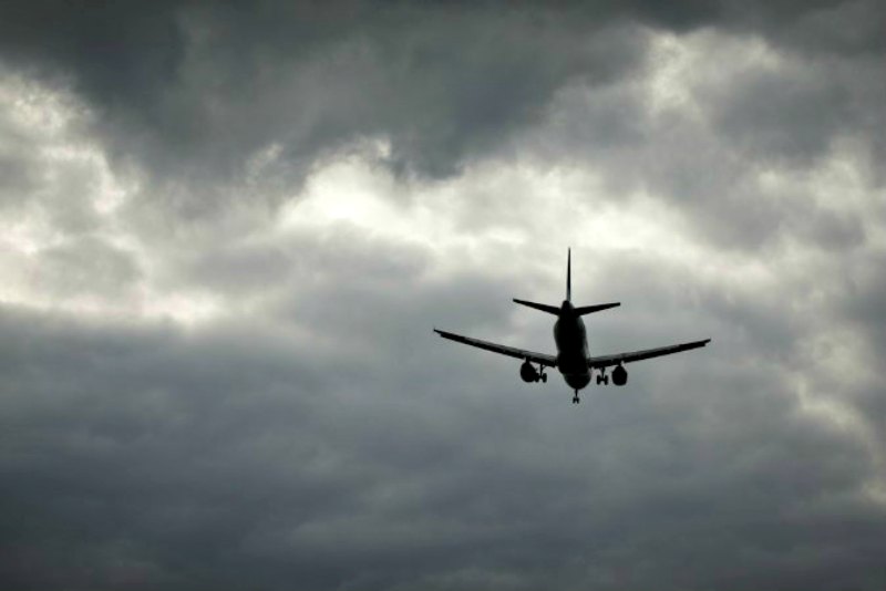 Avión en pleno vuelo atravesando un área de tormentas. (Fotografía: La Gran Época/ Shutterstock)