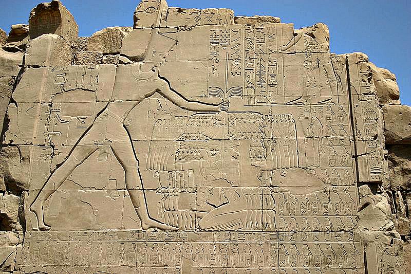 Bajorrelieve de Tutmosis III dominando a sus enemigos. Pilono del templo de Karnak en Egipto. (Public Domain)