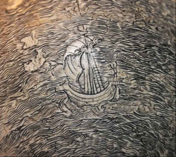Un barco solitario surca las olas del Océano Índico en el sorprendente globo terráqueo grabado sobre cáscara de huevo de avestruz. Fotografía: Washington Map Society