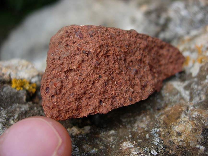 Bauxita, uno de los principales minerales de aluminio. Su color rojo es el resultado de la presencia de minerales de hierro en su composición. (siphon/CC BY SA 1.0)