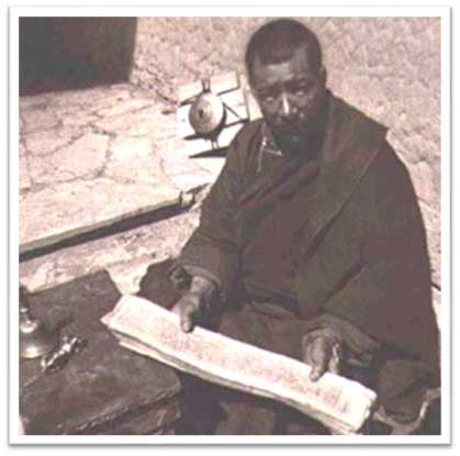 FotografÃ­a del bibliotecario jefe del monasterio de Hemis durante la visita de Gasque y Caspari