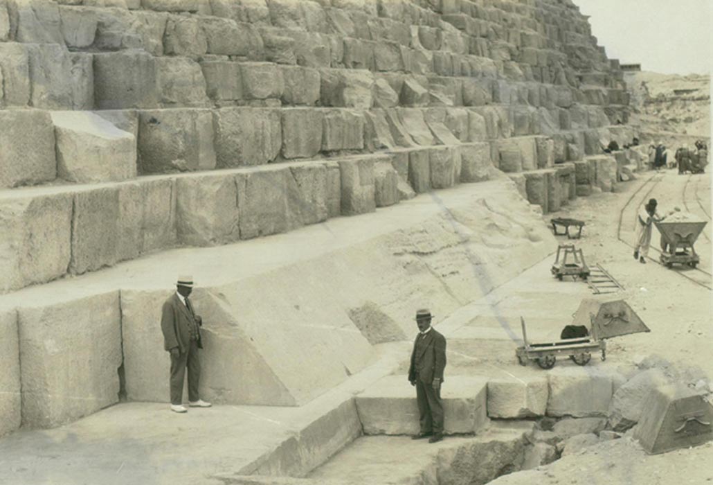 En esta fotografía se observan algunos de los grandes bloques de piedra que formaban parte del revestimiento externo original de la Gran Pirámide. (Thomas Fisher Rare Book Library / Flickr)