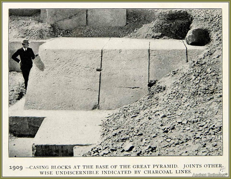 Las enormes piedras del antiguo revestimiento de la Gran Pirámide. En el 832 d. C. la pirámide estaba aún enteramente cubierta por estos bloques. (Imagen proporcionada por el autor)