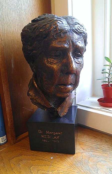Busto de la arqueóloga anglo-india, egiptóloga y folclorista Dra. Margaret Murray. Biblioteca del Instituto de Arqueología del University College de Londres. (CC BY-SA 3.0)