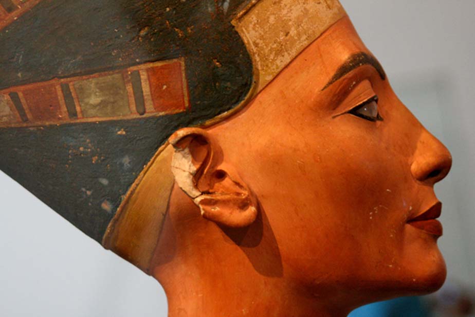 Busto de la reina del antiguo Egipto Nefertiti con maquillaje de kohl delineando el contorno de sus ojos. (alberto a.s. / flickr)
