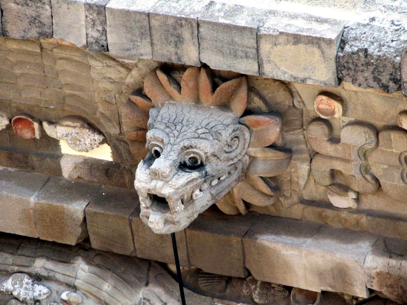 Busto de la Serpiente Emplumada en el Templo de Quetzalcóatl de Teotihuacán, México. (James/Flickr)