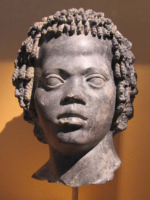 Estatua de mármol de un joven nubio, finales del siglo II a. C. (CC BY-SA 3.0)