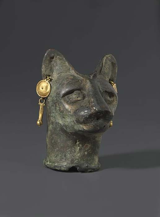 Cabeza de gato fundida en bronce y adornada con ornamentos de oro, 30 a. C. – III d. C. (Museo de Brooklyn/Public Domain)