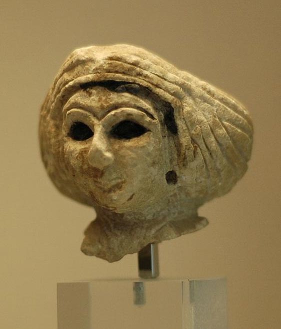 Cabeza de una mujer de Mesopotamia con turbante. (Dominio pÃºblico)