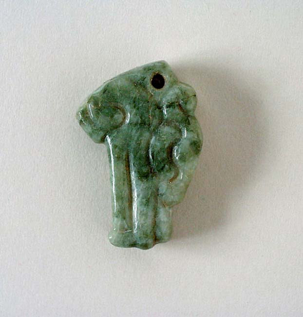 Colgante de jade con forma de cabeza de serpiente; imagen meramente representativa. Civilización maya, México (Chiapas) o Guatemala, 200 d. C. – 900 d. C. (LACMA/Public Domain)