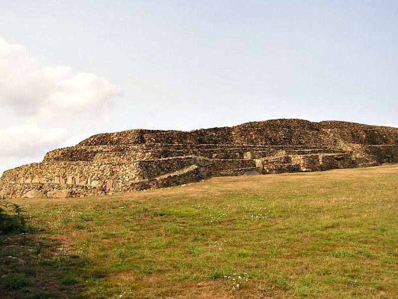 El Cairn de Barnenez, oficialmente la construcción más antigua del mundo, que data del año 4850 antes de Cristo. (Fotografía: Hipertextual)