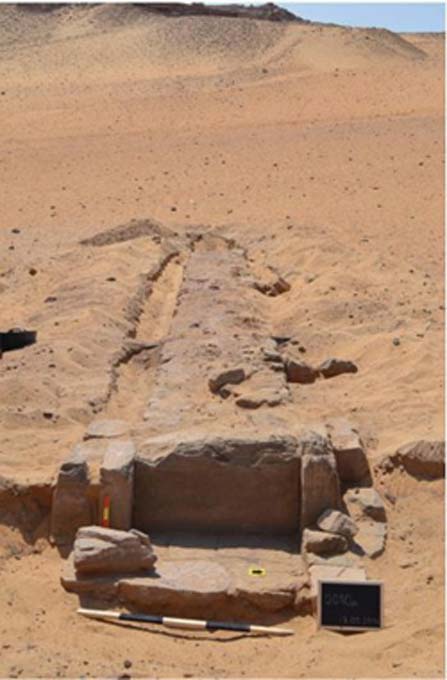 La calzada que conduce a la tumba de Sarenput I. Panorámica en dirección a la necrópolis de Qubbet el-Hawa. (Sociedad para la Exploración de Egipto)