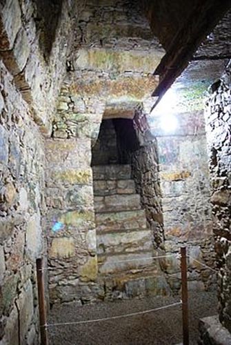 Puerta de la cámara funeraria con la escalera que conduce hasta ella. (CC BY-SA 3.0) 