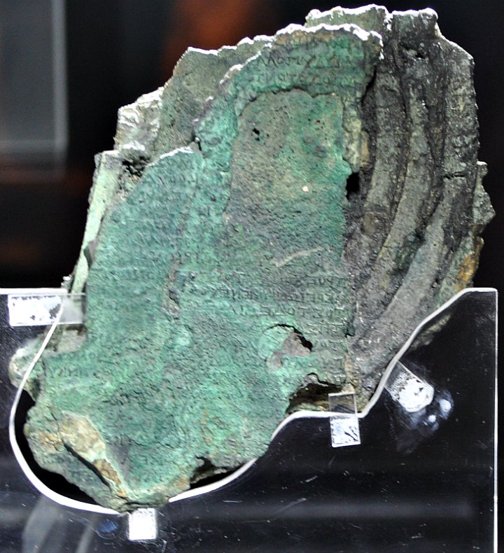 Fragmento del Mecanismo de Anticitera en el que pueden observarse claramente los caracteres grabados sobre su superficie. Museo Arqueológico Nacional de Atenas, Grecia. (Juanxi/CC BY-SA 3.0)