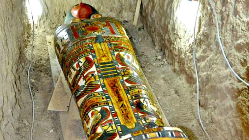 Fotografía del hermoso cartonaje de la momia de Amón Renef, adornado con elementos religiosos como símbolos solares, la cobra, las diosas protectoras Isis y Neftis con las alas desplegadas y los hijos de Horus, que custodiaban las vísceras del difunto. (Fotografía: ABC/Thutmose III Project)