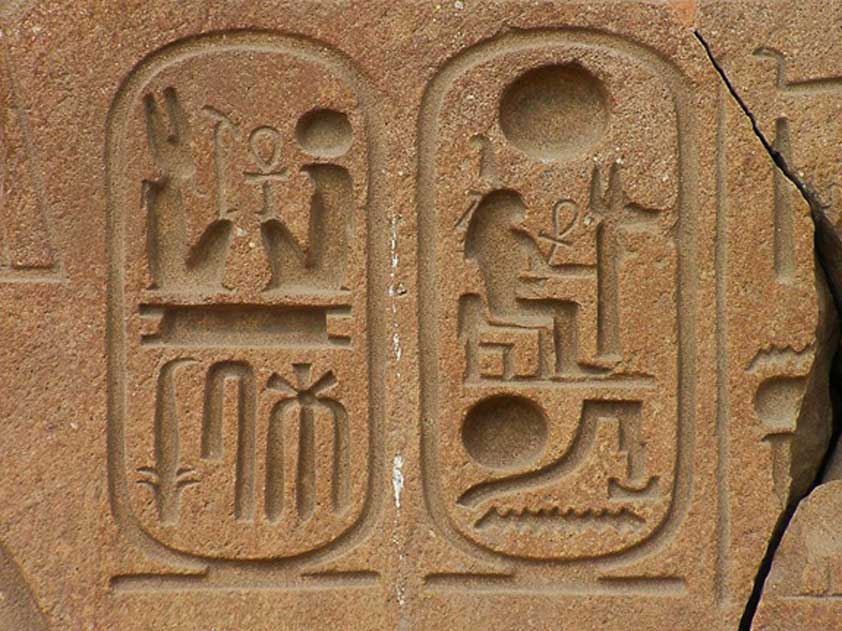 Cartuchos de Ramses II en Tanis (un cartucho indica que los jeroglíficos que aparecen en su interior expresan el nombre de un miembro de la realeza). (CC BY-SA 3.0)