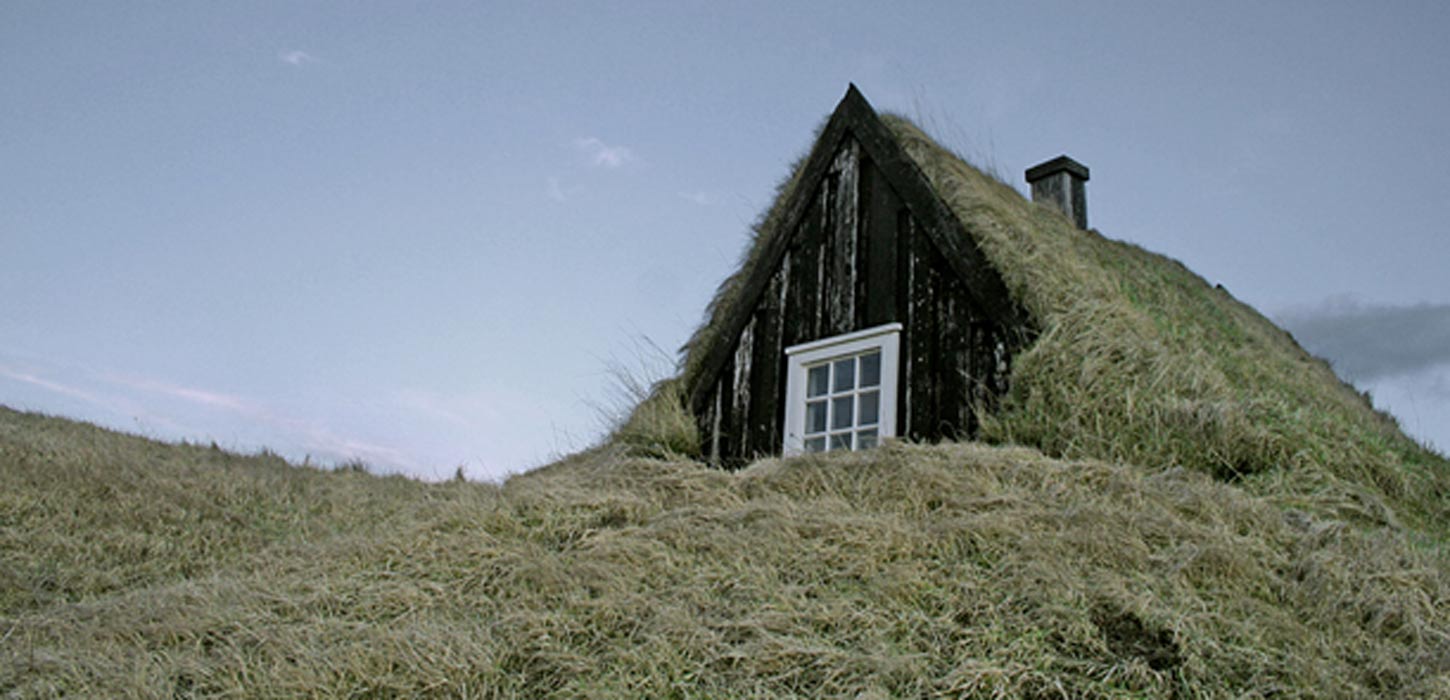 Típica casa de turba islandesa con un ‘gafli’ de madera. (CC BY 2.0)