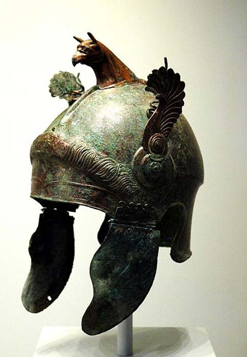 Casco alado griego de bronce hecho en el sur de Italia, 350 a. C. – 300 a. C. La elaborada decoración de este casco sugiere que era estrictamente ceremonial y no fue diseñado para ser utilizado en batalla. (CC BY 2.0)