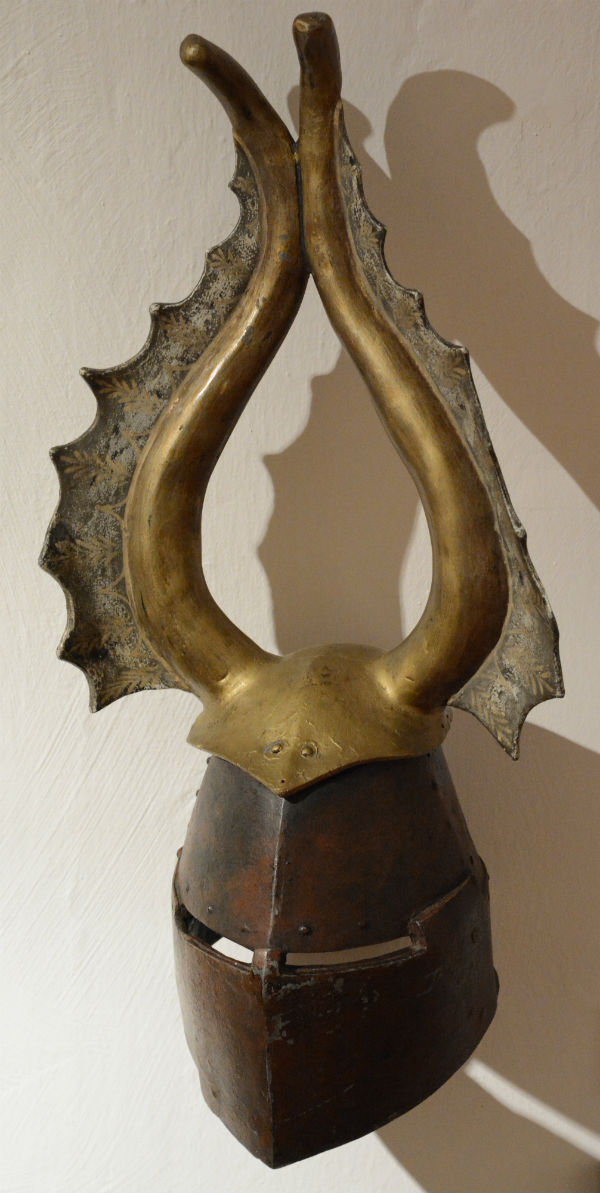 Gran yelmo decorado perteneciente a Albert von Prankh, Austria, siglo XIV (réplica) (CC BY-SA 3.0)