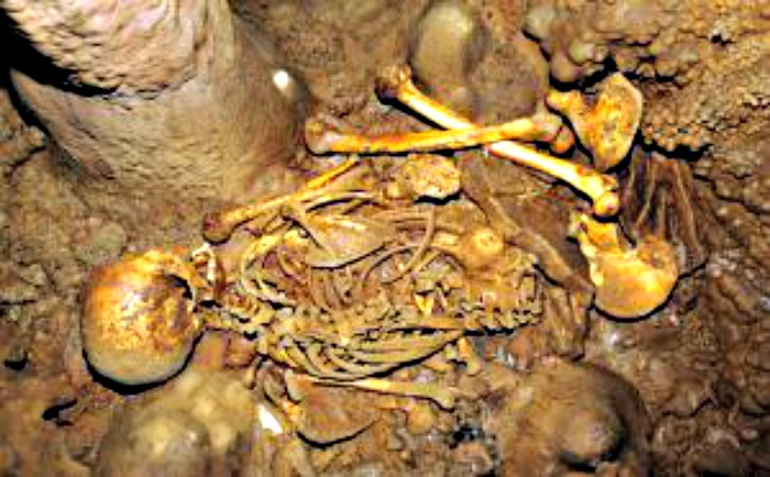 Esqueleto de un cazador-recolector de hace unos 7.000 años hallado en el yacimiento leonés de la Braña 1. (El País/ J.M. Vidal Encina)