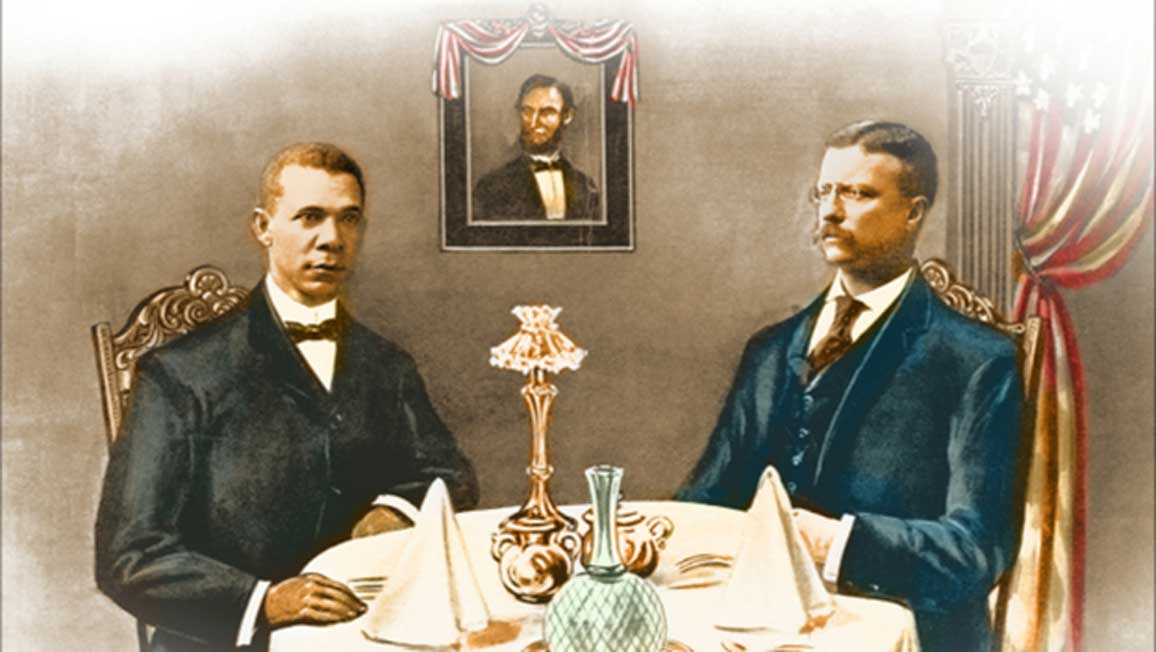 Booker T. Washington cenando con Teddy Roosevelt. (Spydersden)