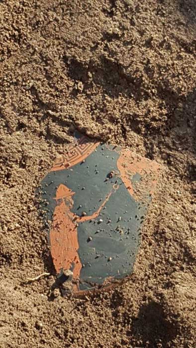 Fragmento de cerámica ática recuperado en el yacimiento de Paestum, en el sur de Italia. La figura en rojo sobre fondo negro representa al dios griego Hermes. (Parco Archeologico di Paestum)