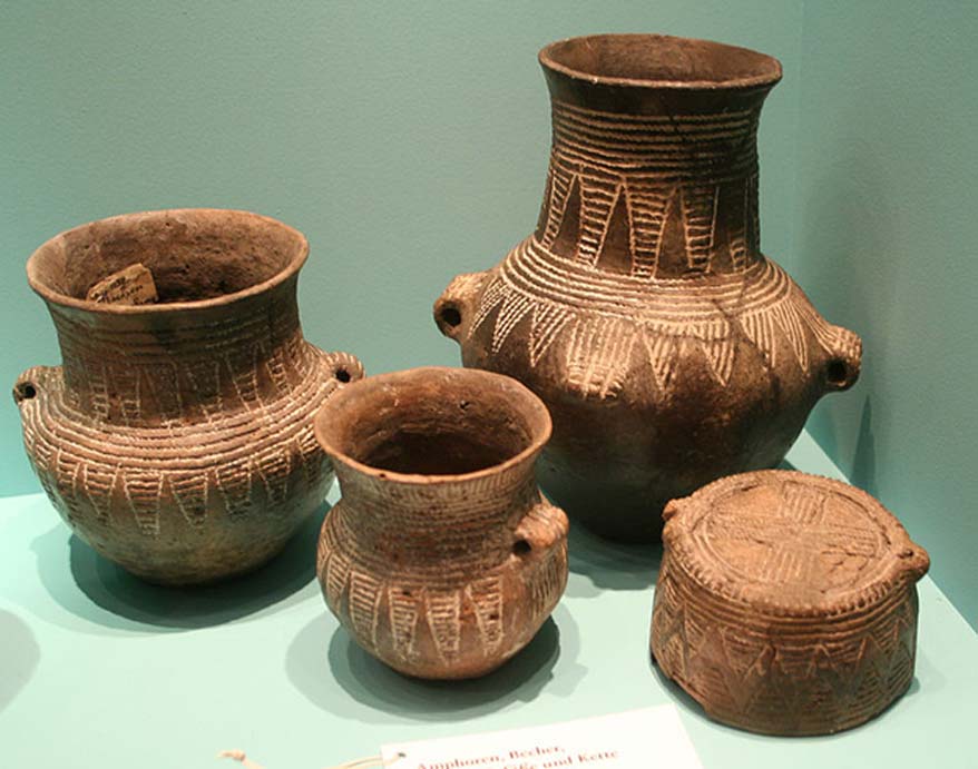 Varios ejemplos de cerámica cordada. (Einsamer Schütze/CC BY SA 3.0) De la cultura taiwanesa Dabenkeng (a la que los expertos creen que habrían pertenecido la madre y su hijo) destacan sus piezas de cerámica cordada y azuelas de piedra.